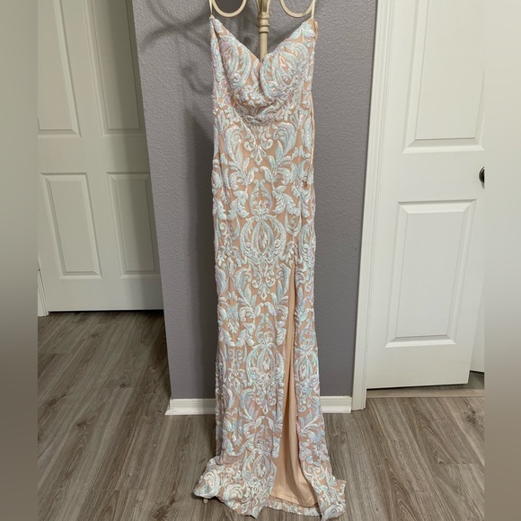 White Windsor Gown - Picture 2 of 6